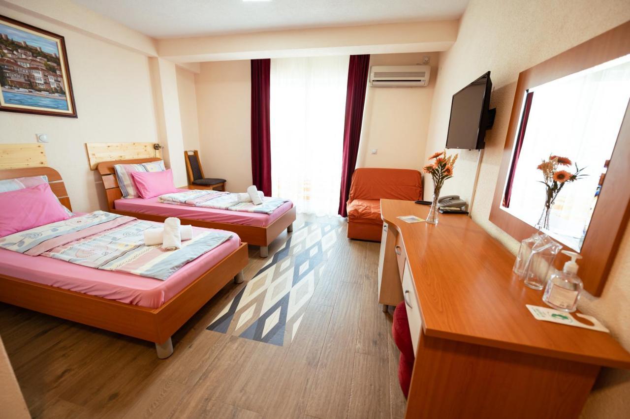 Hotel Holiday-M Охрид Екстер'єр фото
