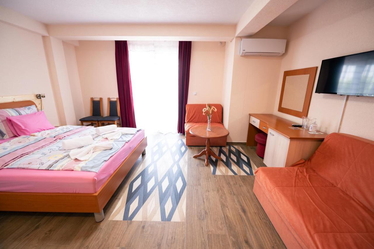 Hotel Holiday-M Охрид Екстер'єр фото