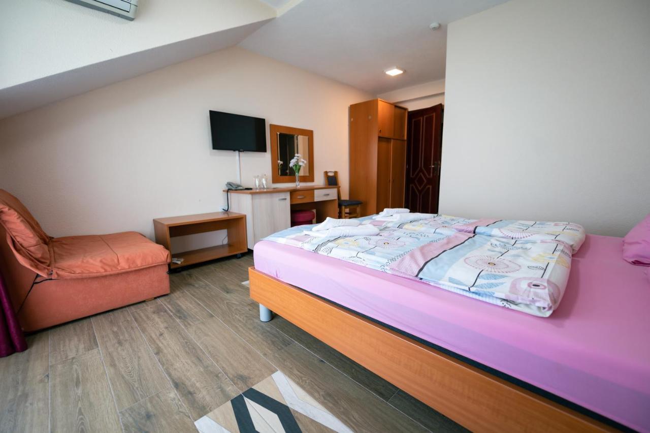 Hotel Holiday-M Охрид Екстер'єр фото