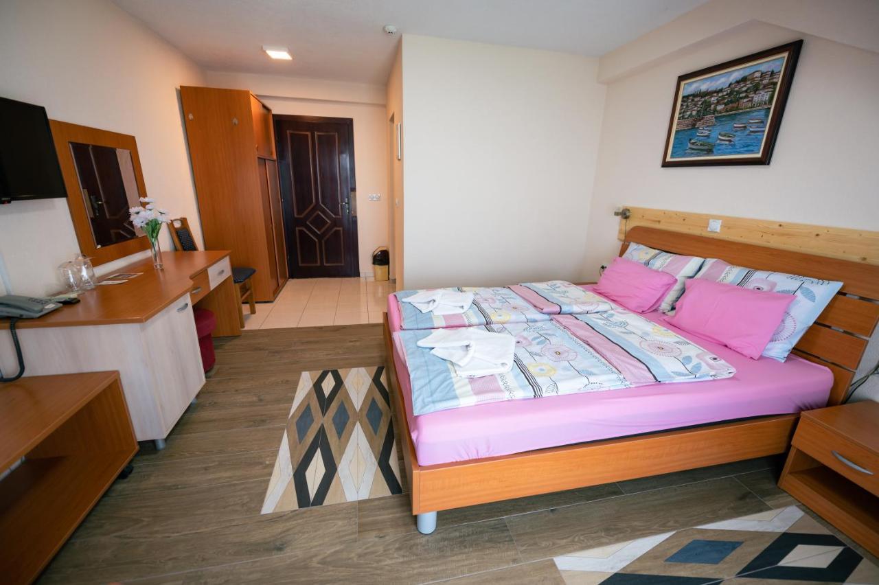 Hotel Holiday-M Охрид Екстер'єр фото