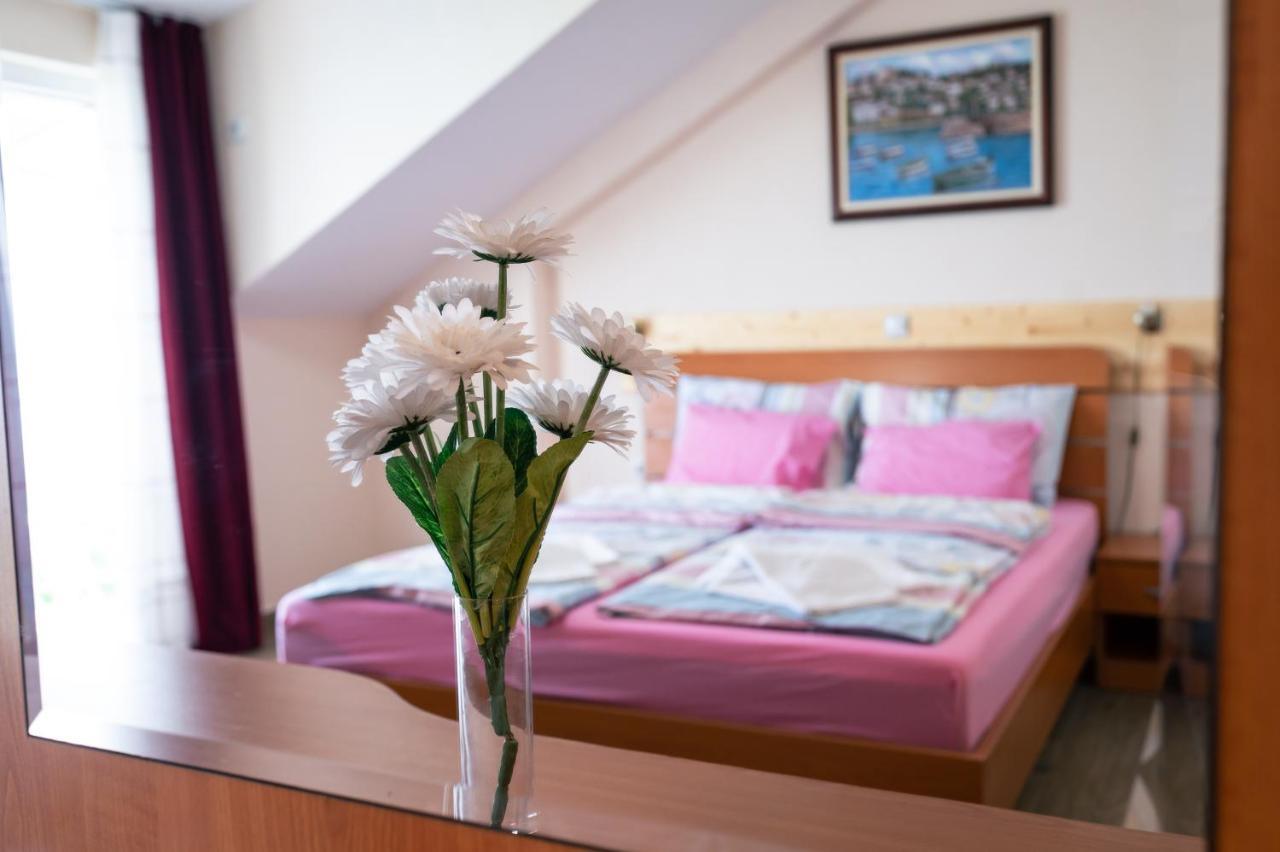 Hotel Holiday-M Охрид Екстер'єр фото