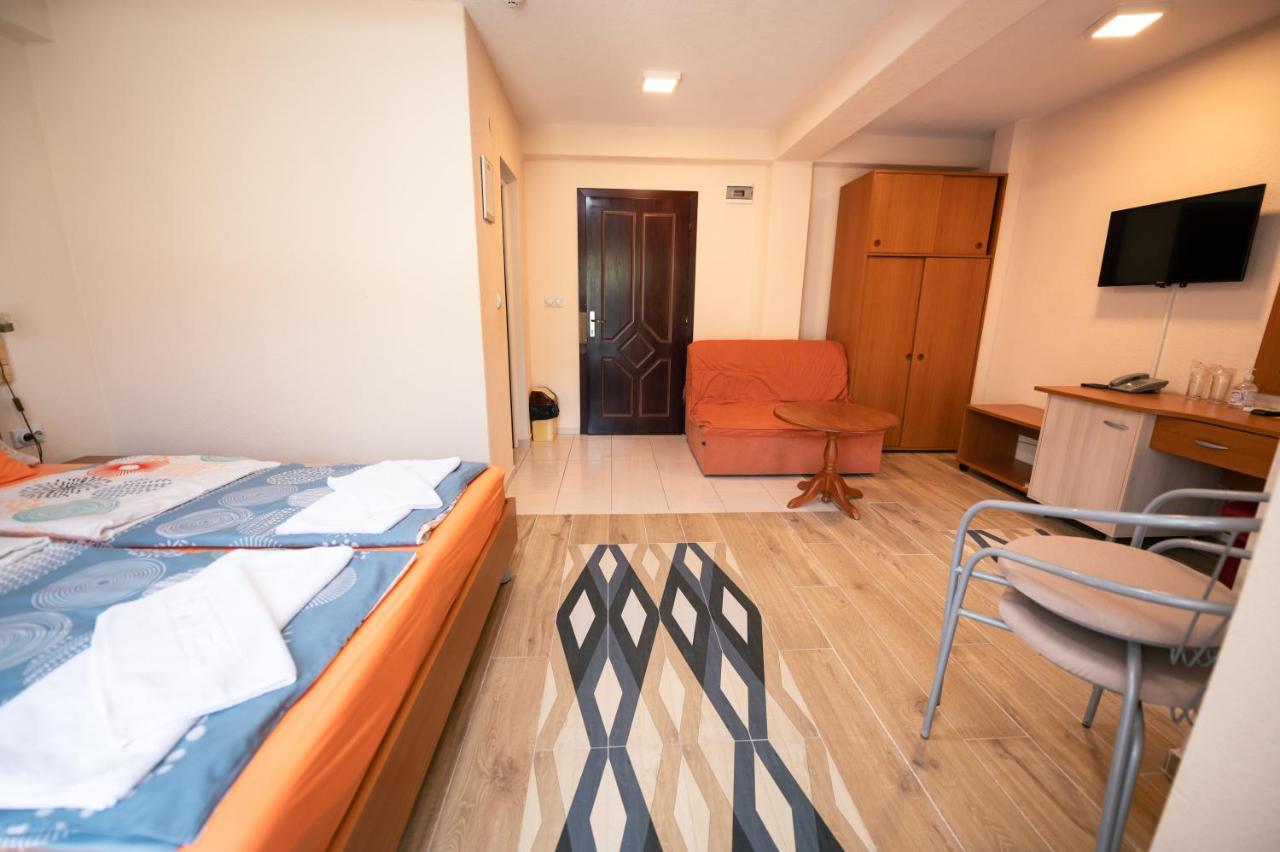 Hotel Holiday-M Охрид Екстер'єр фото