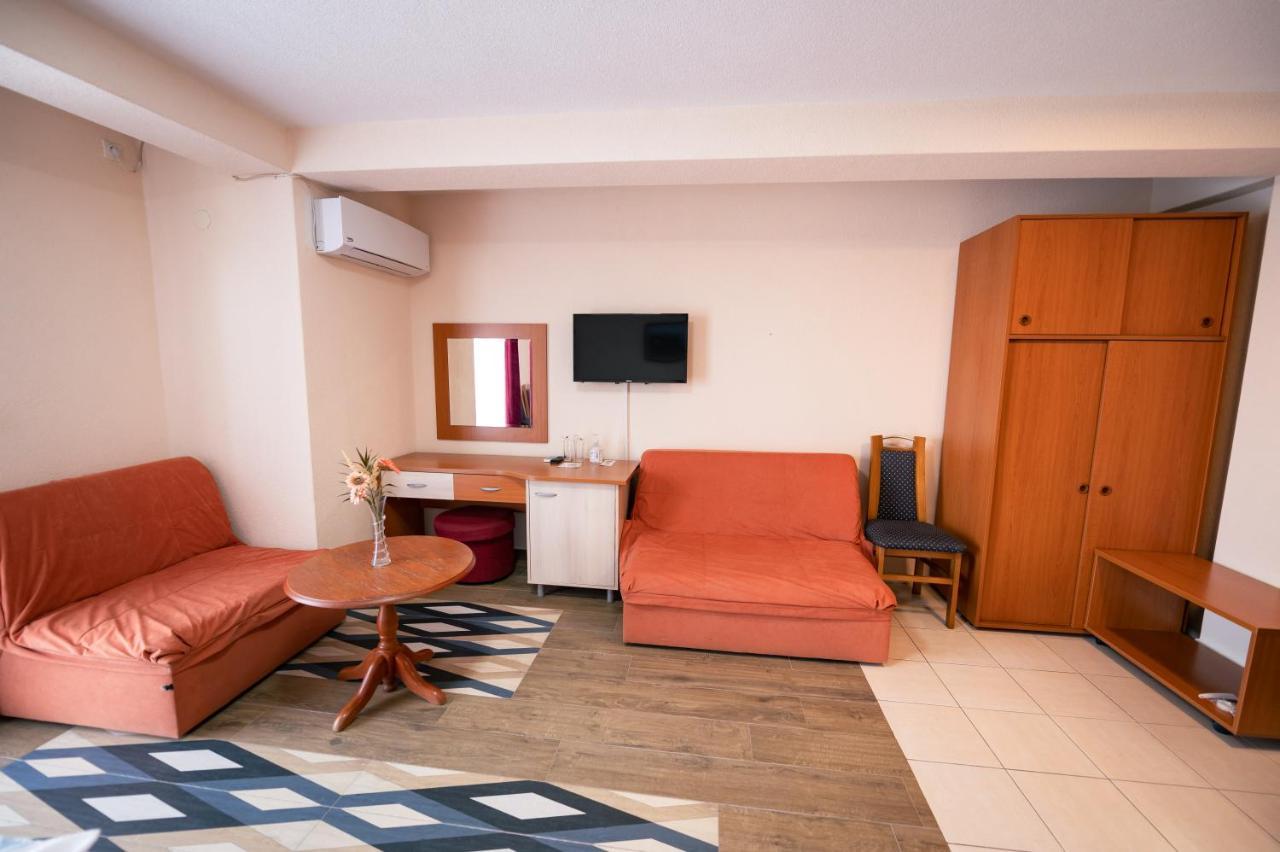 Hotel Holiday-M Охрид Екстер'єр фото