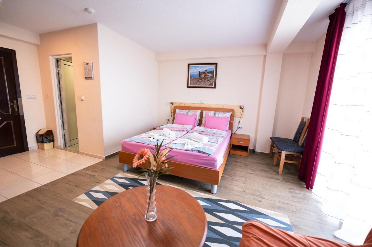 Hotel Holiday-M Охрид Екстер'єр фото