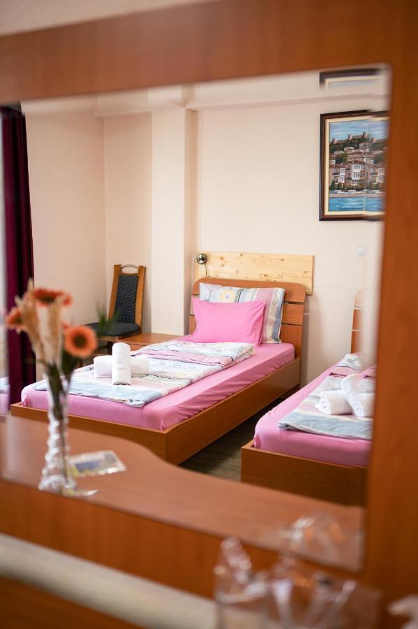 Hotel Holiday-M Охрид Екстер'єр фото