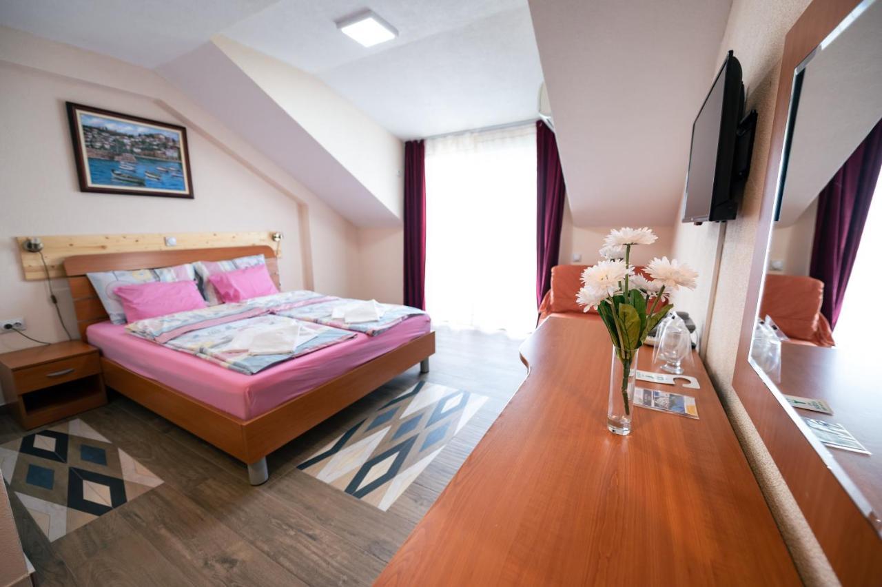 Hotel Holiday-M Охрид Екстер'єр фото