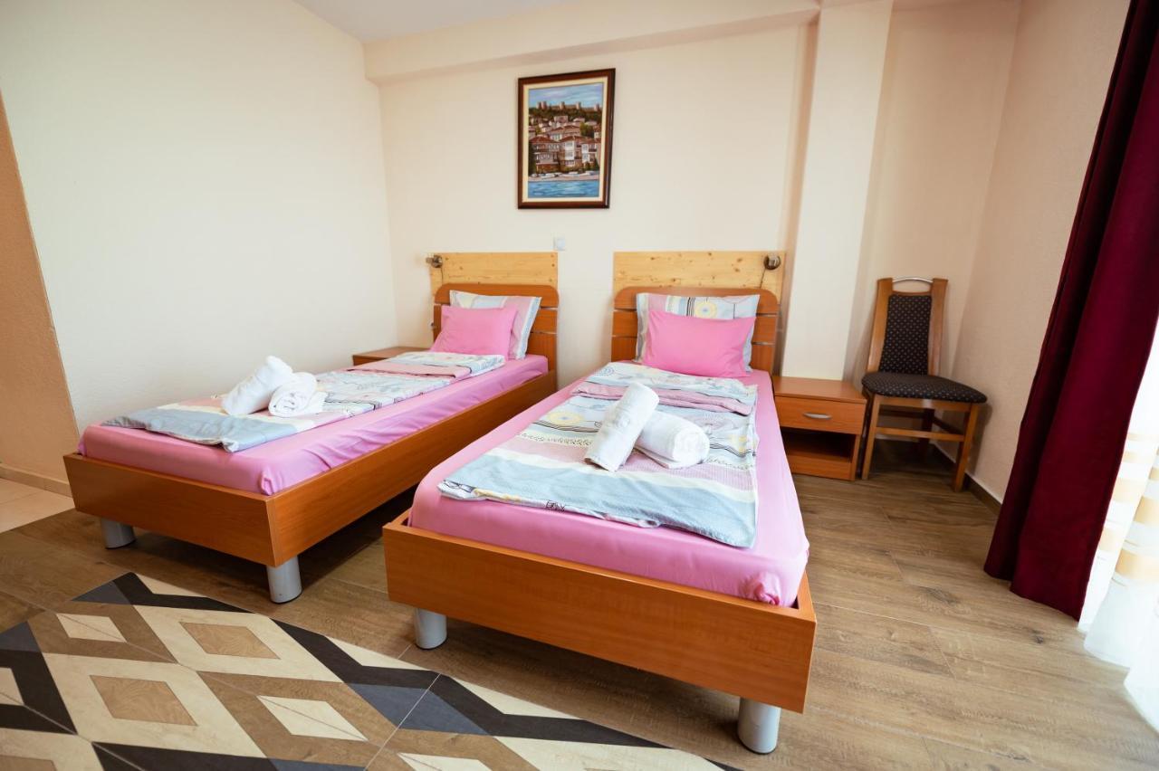Hotel Holiday-M Охрид Екстер'єр фото